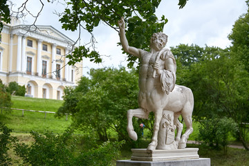 Obraz premium antiquity sculpture in the park