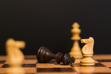 Scacchi fotografati su una scacchiera