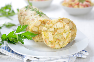 Deftiger bayerischer Serviettenknödel in Scheiben geschnitten, Sauerkraut mit Speck im Hintergrund...