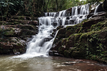 Obraz premium linda cachoeira no rio das pedras