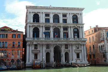 Fototapeta na wymiar view of the palaces on the venice c