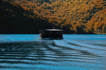 Ausflugsschiff auf den Plitvicer Seen
