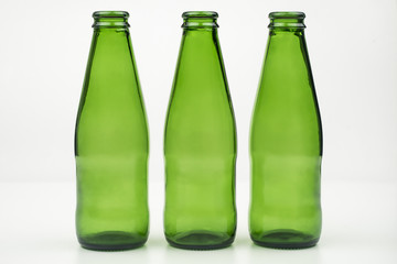 soda, kola, meyve suyu gibi içecekler için arka plan beyaz yeşil cam şişeler.