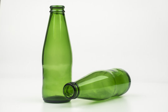 soda, kola, meyve suyu gibi içecekler için arka plan beyaz yeşil cam şişeler.