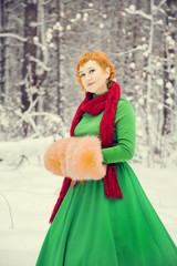 эльфы в снежном лесу на новый год и рождество