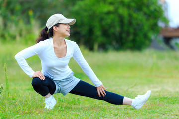 柔軟運動をしている女性