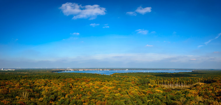 Panoramablick über den Großen Müggelsee im Herbst