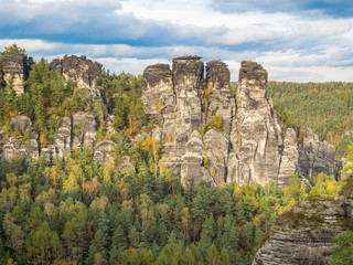 Fototapeta na wymiar Blick auf die Felsen, Elbsandsteingebirge