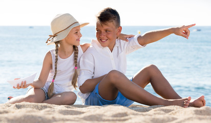 Fototapeta premium boy and girl pointing