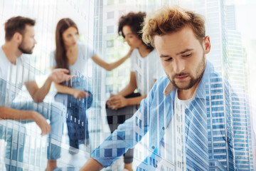 Obraz premium Upset bearded man visiting psychologist