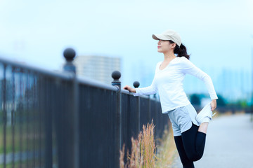 柔軟運動をしている女性