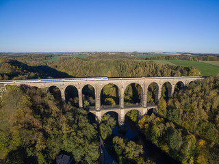 Fototapeta na wymiar Göhrener Viadukt von oben. Die drittgrößte Eisenbahnbrücke in Sachsen. Luftaufnahme mit drohe.