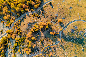 stradine di montagna - vista aerea autunnale