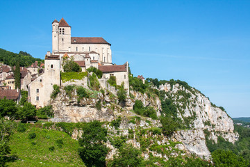 Obraz premium Saint Cirq Lapopie. Eglise fortifiée du village. Lot. Occitanie