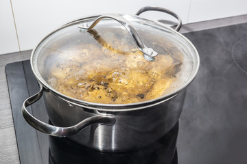 Kartoffel kochen mit Deckel