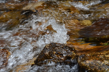 Reine Wasserquelle in den Bergen - 177104138