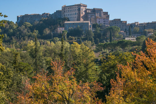 Veduta panoramica del piccolo borgo antico di Bomarzo in autunno