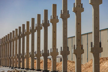 Baustelle mit Betonfertigteilstützen