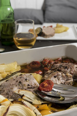 Schweinefilet mit Ofengemüse auf dem Küchentisch