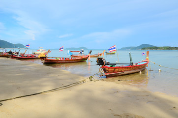 Longtail Boat an thailändischer Insel - 177111585
