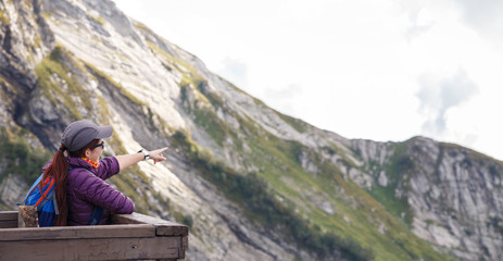 Naklejka premium Photo of girl with backpack pointing finger