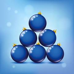 turm aus blauen weihnachtskugeln