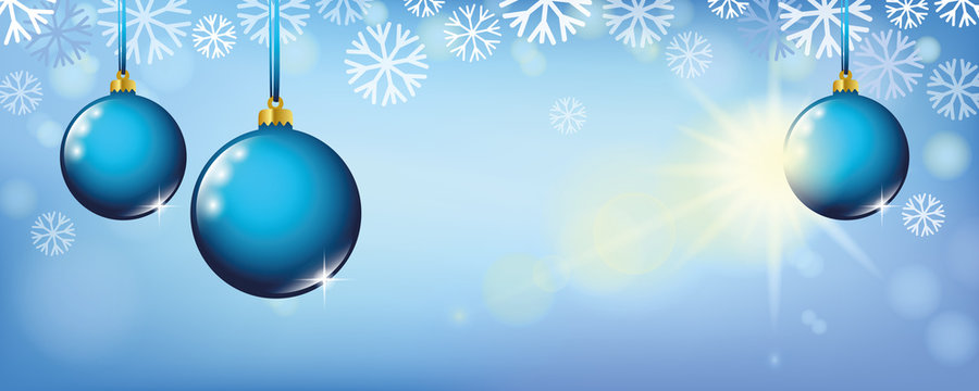 blaue weihnachtskugeln im schnee hintergrund