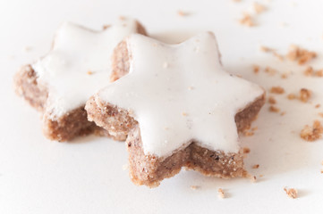 Biscuits de noël en forme d'étoiles sur fond blanc