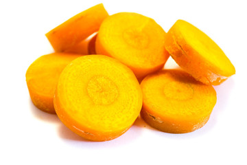 Möhrenscheiben Karottenscheiben isoliert freigestellt auf weißen Hintergrund, Freisteller