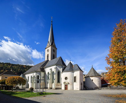 Hstorical center of Gmuend with the gothic parish church. Gmuend in Kaernten,  district of Spittal an der Drau, federal state of Carinthia,  Austria
