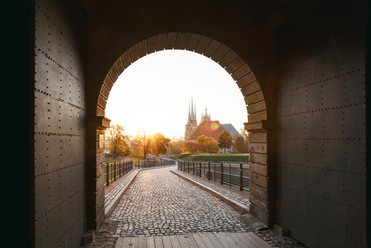 Sonnenaufgang an der Zitadelle auf dem Petersberg in Erfurt mit Blick auf den Dom