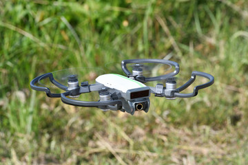 飛行中の小型ドローン