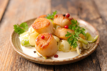 fried scallop with leek and cream