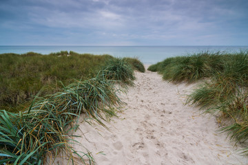 Fototapeta na wymiar Strandzugang zur Ostsee am Weststrand auf Fischland Darss Zingst