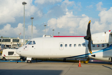 Obraz premium Turboprop aircraft with propellers in an airport