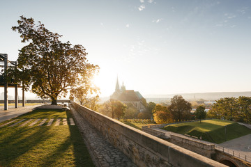 Sonnenaufgang an der Zitadelle auf dem Petersberg in Erfurt mit Blick auf den Dom