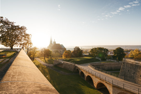 Sonnenaufgang an der Zitadelle auf dem Petersberg in Erfurt mit Blick auf den Dom