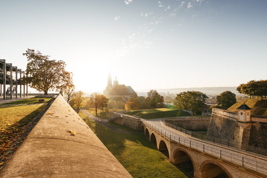 Sonnenaufgang an der Zitadelle auf dem Petersberg in Erfurt mit Blick auf den Dom