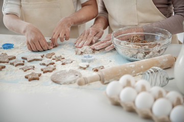 Obraz na płótnie Canvas Cheerful family preparing sweet pastry
