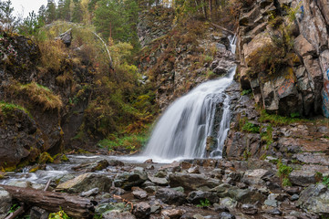 Obraz premium great view of the waterfall in a mountain area autumn
