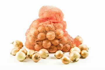 Zwiebelsack vor weißem Hintergrund, Freisteller