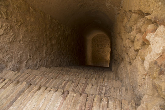 Escalera al subsuelo de castillo