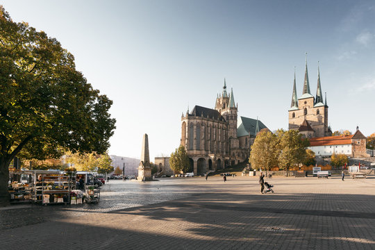 Dom und St. Severin Kirche am Domplatz in Erfurt bei Sonnenaufgang