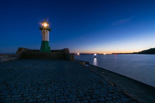Leuchtturm am Hafen in Sassnitz auf Insel Rügen