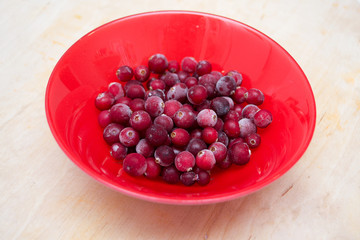ягоды в красной тарелке. вид сверху.