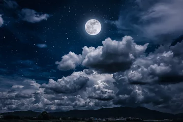 Deurstickers Nachtelijke hemel met heldere volle maan en donkere wolk, sereniteit natuur achtergrond. © kdshutterman