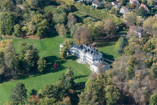 Photo aérienne du château de Groussay près de Montfort l'Amaury dans les Yvelines en France