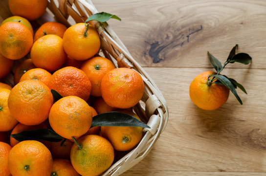 Clementine in cesto, su sfondo legno