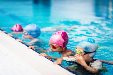 Group of children on swimming class - obrazy, fototapety, plakaty
