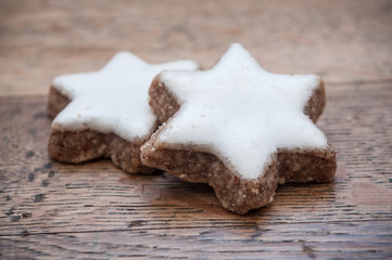 Fototapeta na wymiar Biscuits de noël en forme d'étoiles sur ardoise